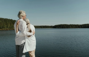 Retraite à l’étranger : couverture santé et assurance senior